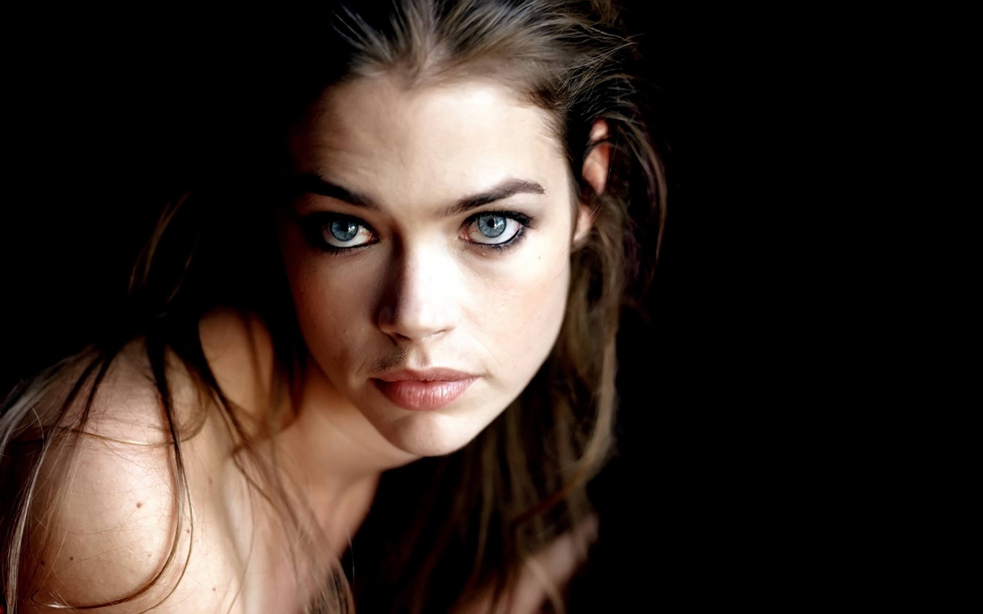 Denise Richards : Portrait fond ecran Denise Richards : Portrait