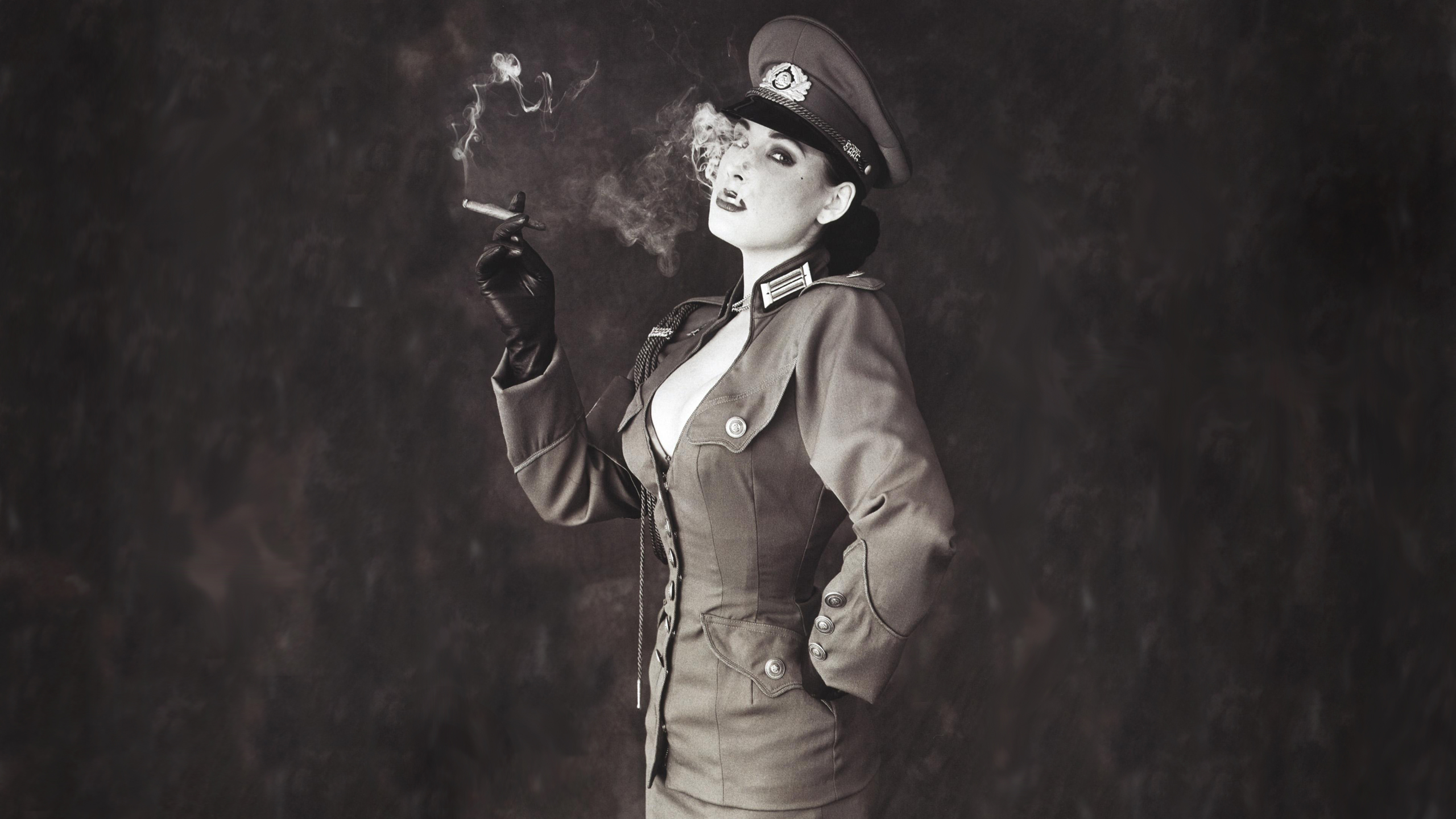 Dita von Teese : Uniforme fond ecran Dita von Teese : Uniforme